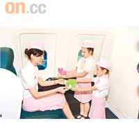 導師扮演乘客,讓小朋友扮演的空中服務員送上飛機餐。