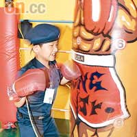 挑戰擂台內有多款大型體育電玩遊戲,小特警可選擇拳擊或籃球機來鍛煉體能。
