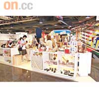 店面設計有如日式雜貨店，貨品種類多元化，專攻少女及OL市場。