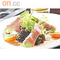 巴馬火腿蜜瓜蘆筍卷 $75（連夏日特飲）<br>巴馬火腿與蜜瓜向來是絕配，這裏還加入了幼身的蘆筍增加清新感覺，除了甜及鹹香外，還多了一點爽脆。（a）