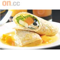 雜菜鮮果卷配杧果沙沙汁$75（連夏日特飲）<br>這款班戟內裏包裹着蔬菜、香蕉、藍莓、杧果及鮮忌廉，吃時記得蘸上碟邊的杧果沙沙汁，更加香甜。（a）