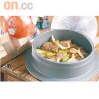 日本和牛釜飯$400<br>以山形縣女王米炮製，粒粒飯香融合A4和牛、青椒及洋葱等，聞落惹味，以小鍋上枱更獨特。