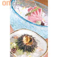北海道海膽$300（前）<br>金鎗魚腹　$580（後）<br>從日本直送的靚貨，7、8月當造的紫海膽，將甜味及海水味共冶一爐；切得厚薄適中的刺身，入口即溶，油香四溢。