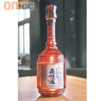96年森伊藏燒酌$19,800<br>品牌特別以細番薯釀造，再陳年最少十年才面世；產量少、多在本土銷售，餐廳特別找來96、97及98年出品，此酒無論淨飲或配燒物等均好。