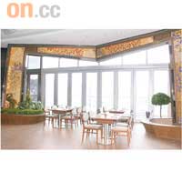 過萬呎地方闊落得像走進了大宅，而且擁有高樓底、無敵海景，開餐時非常興奮。