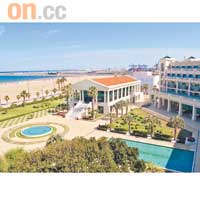 始建於1898的海水療養所，充滿希臘神殿色彩。