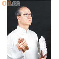 區均祥從藝五十餘年，擅長音樂拍和，精研唱曲及南音說唱藝術，聲腔圓潤雄厚，深得知音人讚賞。