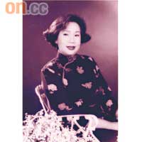 陳麗英不斷探索介乎子喉與平喉之間的發音方法，以真假聲結合，使之悅耳動聽。