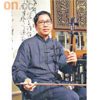 杜泳研習高胡、二胡、椰胡等樂器凡三十年，擅伴奏南音、粵曲。