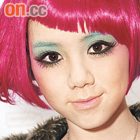 G.E.M青春無敵，墨綠色眼線襯綠色眼影，有如娃娃一般可愛。
