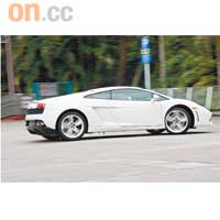 啟動Corsa模式，行駛表現更傾向賽車化，車身出現側滑的話，便需要駕駛者憑個人技術修正。