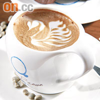鮮奶咖啡$38Latte口感極香滑，入口有少許甘甜停在舌尖，咖啡味道非常濃郁，襯托巧手的奶泡畫花，極致的享受。