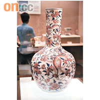 藝術展廳的亮眼之作，有景德鎮窰青花瓶。