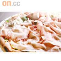 Parma Pizza$148<br>24個月的巴馬火腿鋪滿在薄餅上，除了番茄醬及火箭菜外，沒有其他花巧配料，更沒有港式薄餅多醬多芝士的膩口感覺。
