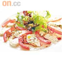 Caprese$110<br>番茄配水牛芝士的配搭沒啥特別，反而用乾花椒葉、羅勒、香醋及頂級橄欖油製成的醬汁，提升了這道菜的美味及吸引力。