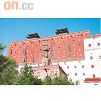 普陀宗乘之廟依山勢而建，像極西藏的布達拉宮。