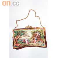 Large Scenery Taperstry Bag，1940年代產，呈現歐洲十字繡細緻手工，繡花線內更混入純銀使其更堅固。<br>原價$25,000<br>75折$18,750