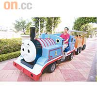 酒店內的花園擺放了這輛Thomas & Friends小火車，一共有兩卡，一次可載四位小朋友。