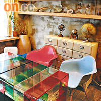 咖啡店中的Ray & Charles Eames經典塑膠扶手椅，布置甚有家的味道。