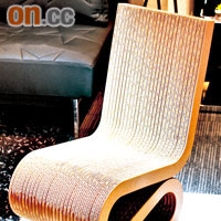 Frank O. Gehry設計的Wiggle Chair，採全紙皮材料。$12,980
