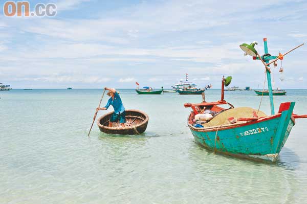 漁夫單槳撐藤篱，是當地海邊一種特色風景。