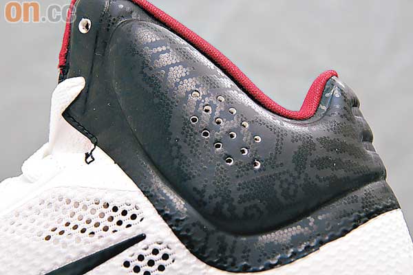 高筒式鞋領用上泡沫物料，保護和舒適性兼備。