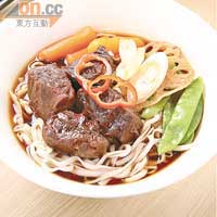紅燒牛肉麵 $42<br>大大件巴西牛(月展)，吃來更鮮嫩腍滑，濃湯改良自傳統台式配方，不用藥材更合年輕人口味，烏龍麵彈牙滑嘟嘟。
