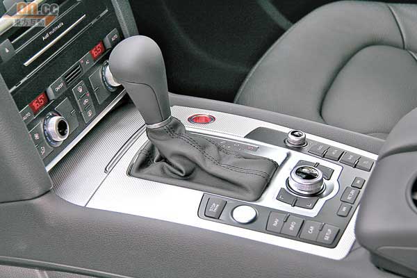 波棍後方設有MMI按鈕，可控制音響和行車模式等設定。