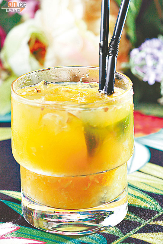 Sa Wat di Kha $100最受賓客歡迎的款式之一，有鮮橙、薑汁之餘還加入青檸帶來酸甜口味，選用Spicy Ginger Liqueur，一口喝下更添刺激。