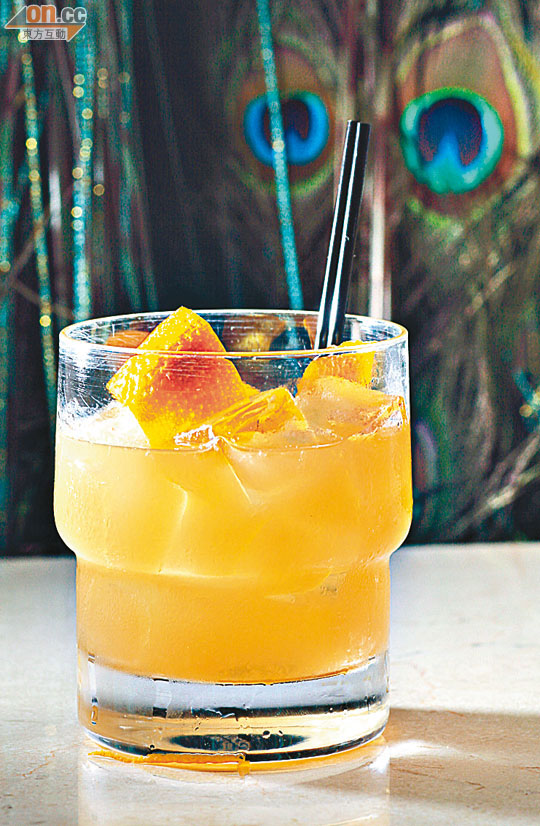 Risky Orange $100Scotch Whisky、Conitreau及Sloe Gin酒調和後，加入橙汁和橙皮，烈酒分量相對較多，因而令酒味較重，適合酷愛烈酒人士飲用。