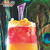 Dada-gria $100保留Sangria的精髓：紅酒與水果粒，另加入蜜桃汁及拔蘭地令酒味更香濃，感覺熱情之餘，更帶點瘋狂。