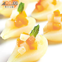 Pear and Apricot Salsa $128半邊香梨上配以杏脯粒及羅勒葉，入口清爽怡人，配合東南亞風味甚濃的雞尾酒一同享用最啱。