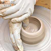 自得窰在周末及周日均開辦不同的陶藝課程。