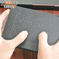 QWERTY輕觸式鍵盤開着時會透出冷光，用兩隻手指公打字，靈敏度不俗。