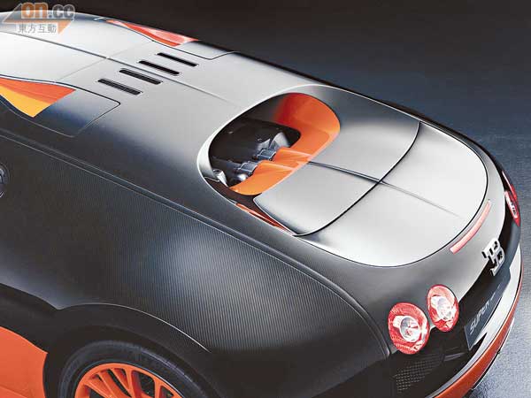 Super Sport的頂部刪去了Veyron 16.4的雙管式進氣口，平滑地與車尾連結起來，改善氣動力效果。
