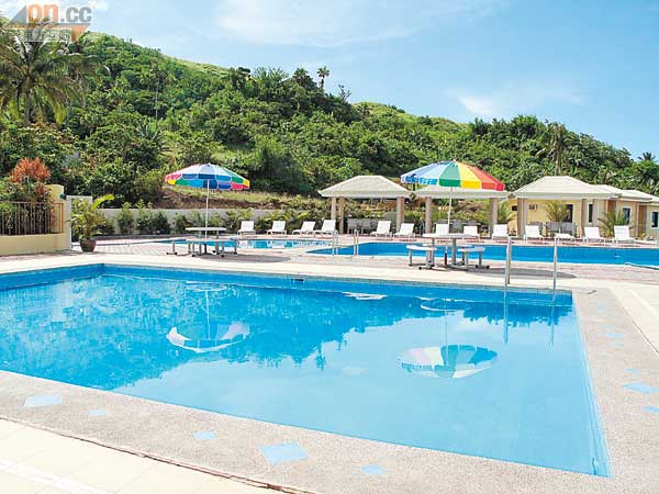 酒店游泳池被翠綠山景圍繞。
