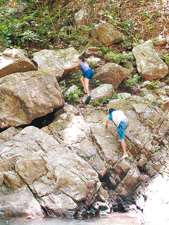 小朋友爬岩石相當敏捷，好像蜘蛛俠一樣。