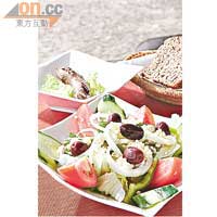 The Stoep自家製的南非肉腸Boerwors（後）$100，及地中海口味的Greek Salad（前）$58，都非常美味。