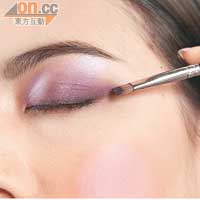Step1	先以深紫色眼影膏掃在眼窩，再沾取粉紫色眼影在眼頭至眼窩位置掃開，營造漸變效果。在眉骨掃上帶光澤的淺紫色眼影，打造光影立體感，然後以黑色眼線膏塗畫幼身上眼線，收尾時微微向上拉長。