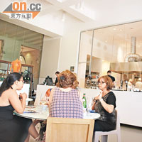 Triennale Design Cafe於08年翻新,裝潢新淨外,更採用了流行的半開放式廚房。