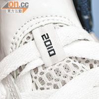 整片鞋舌都用上透氣網層物料，至於2010的字樣就是新版本的標記之一。