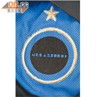 隊徽背後繡上「Nerazzurri」，原來是米蘭人對國米的暱稱。