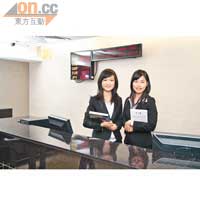旅遊業是香港六大產業之一，Fion（右）及Melody對投身旅遊業前景樂觀！