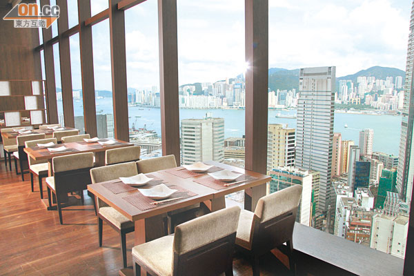 餐廳位於19樓，坐擁無敵海景，尤其VIP鐵板燒房，師傅身後就是絕美的香港景致，襯托師傅的鐵板燒功架。