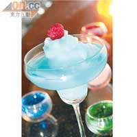 Ice Volcano $88<br>以檸檬汁、龍舌蘭、君度橙酒及新鮮青蘋果等調製，果味濃郁芳香，酸中帶甜的味道，驅暑解悶，調酒師更會為大家即場燃點美酒，為派對加溫。