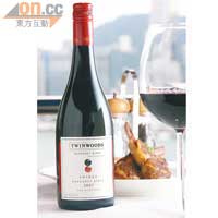 Twinwoods Shiraz Margaret River 2007配燒美國羊架伴炸薯片及地中海炸雜菜充滿黑果實香氣的紅酒，帶來細滑的單寧及點點胡椒香辣感覺，配濃味食物如炭燒羊架相當適宜。