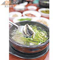 雞泡魚湯是魚肉跟葱花煮成，鮮甜好味。