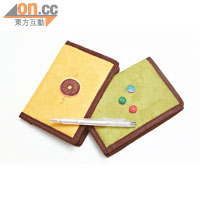 繡上朱古力豆和Donut圖案嘅卡片套連原子筆,同樣係m.o出品。原價$150/件、開倉價$60/件
