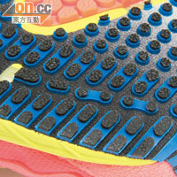 Adios是競賽鞋款，所以鞋頭用上輕量化的碳纖組件，而鞋身重量更只得210g。