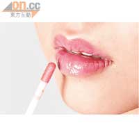 Step 4<br>塗上透明感極重的橙紅色唇彩，中央位置可多塗一層。